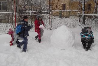 Iarna in curtea scolii Scoala numarul 2 Ion Basgan Focsani