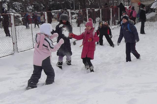 Iarna in curtea scolii Scoala nr. 2 Ion Bazgan Focsani Vrancea